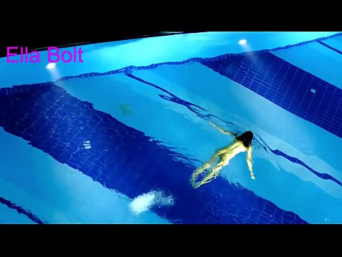 ❤️ لا أستطيع التوقف عن المشاهدة ، تم القبض على شقراء شابة تسبح عارية في مسبح منتجع ELLA BOLT ️❌