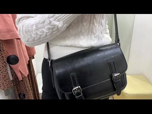 ❤️ الاستمناء العلني للعاهرة الصغيرة FeralBerry مع دسار في غرفة القياس ️❌